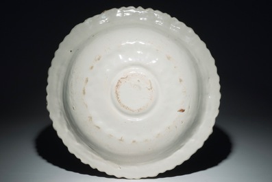 Een grote monochroom witte schotel met reli&euml;fdecor, Marseille, Frankrijk, 17e eeuw